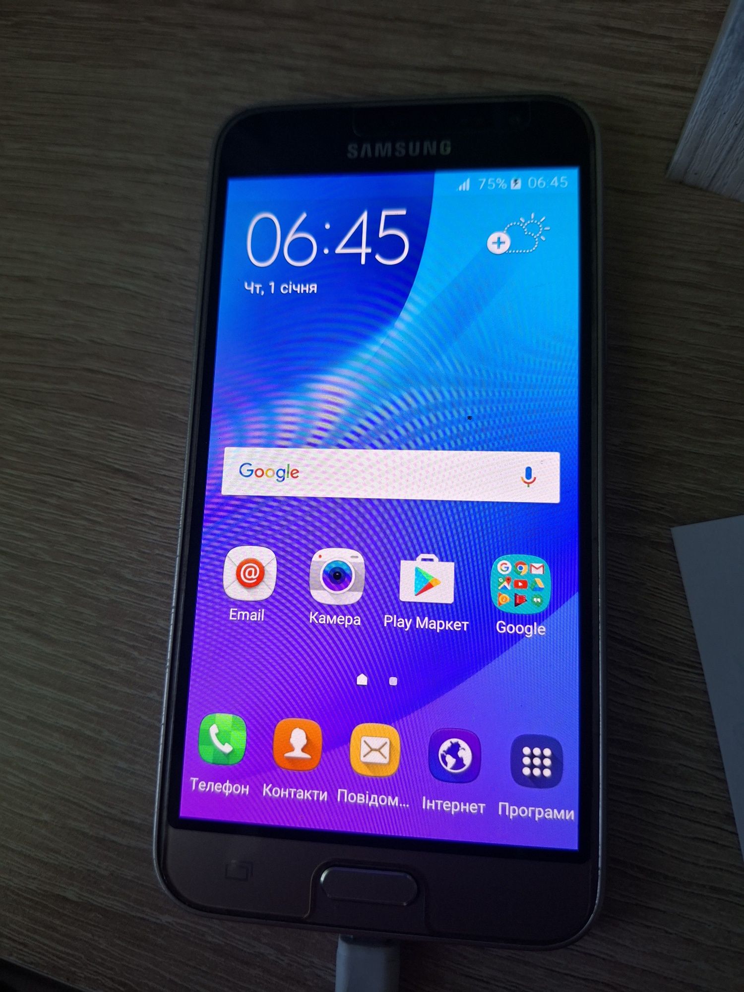 Телефое Sumsung  J3