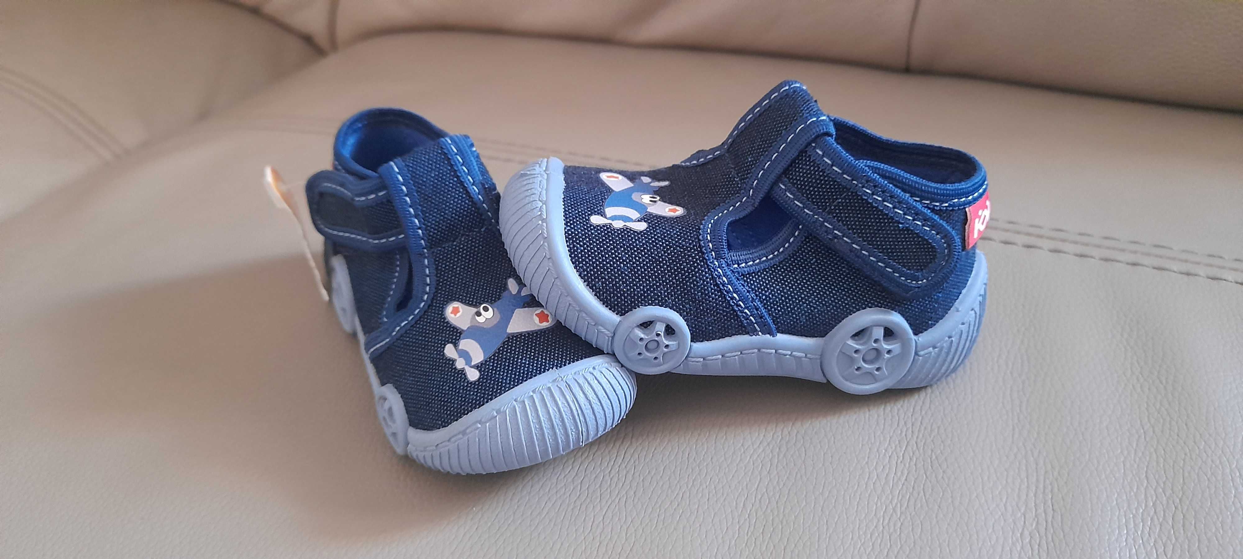 rozm. 21 wew. 12,5 cm NOWE śliczne kapcie chłopięce kapcie na rzep 21