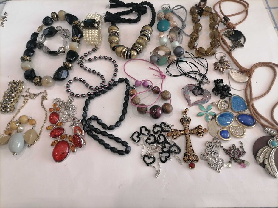 Lote de Bijuteria 25 Artigos - Colares, Pulseiras e Pendentes