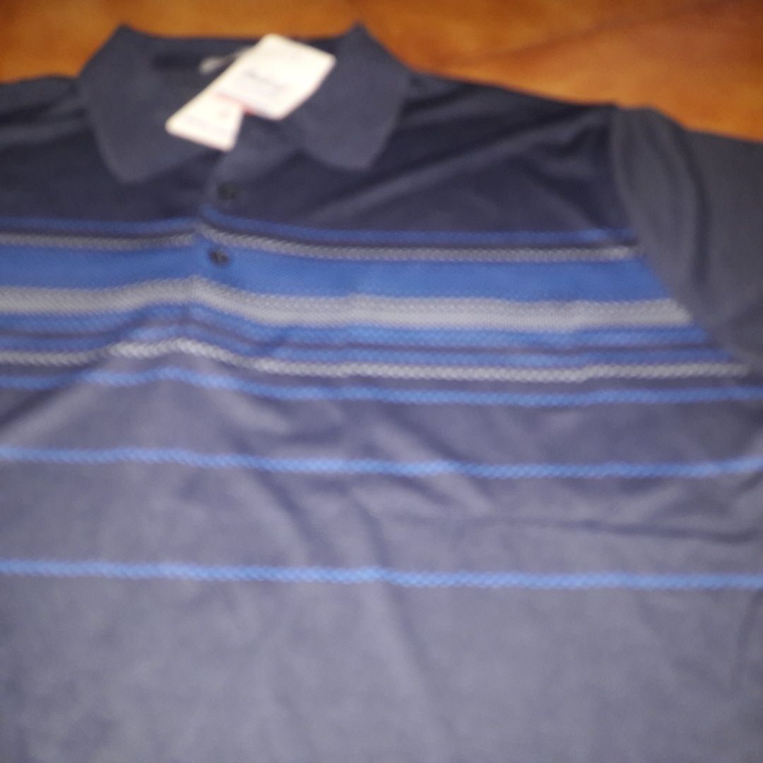 Polo t-shirt azul com bolso novo.