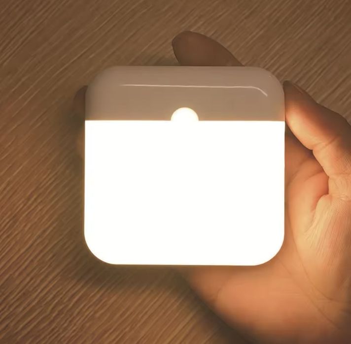 Светодиодный аккумуляторный светильник с датчиком движения.