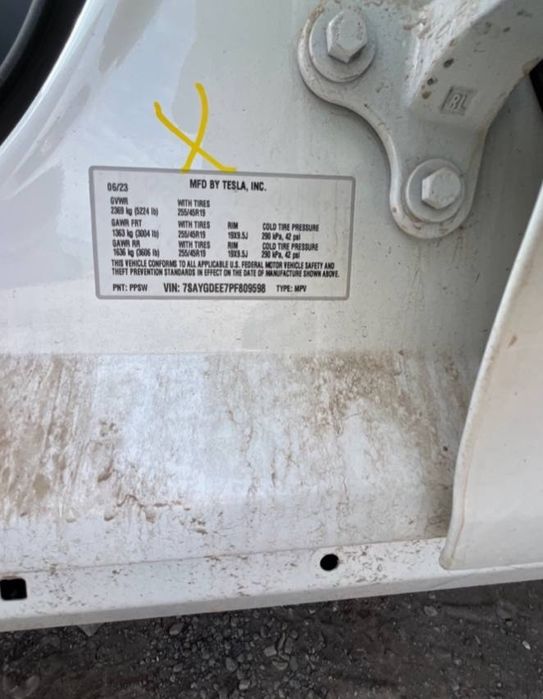 Тесла X продаж в дорозі