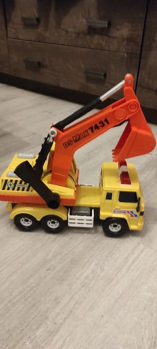 Samochód z koparką