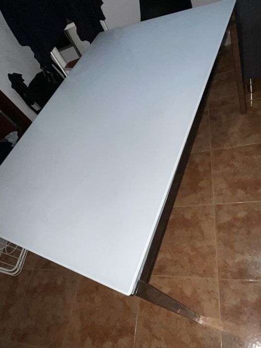 Mesa de jantar de vidro branco e sistento de metais