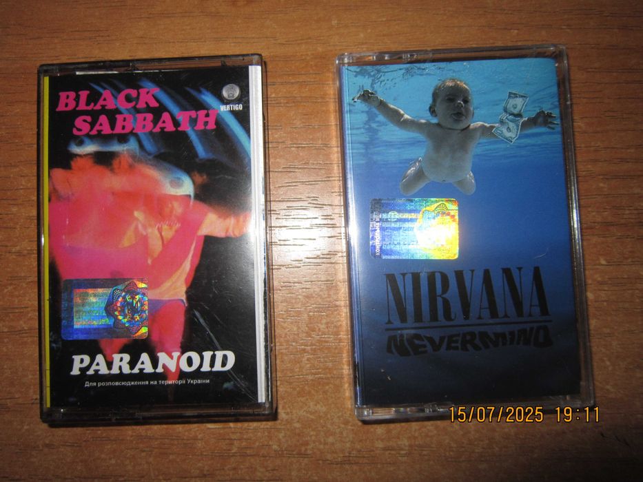 Нові студійні аудіокасети з записом гурту AC/DC, Pink Floyd та інші