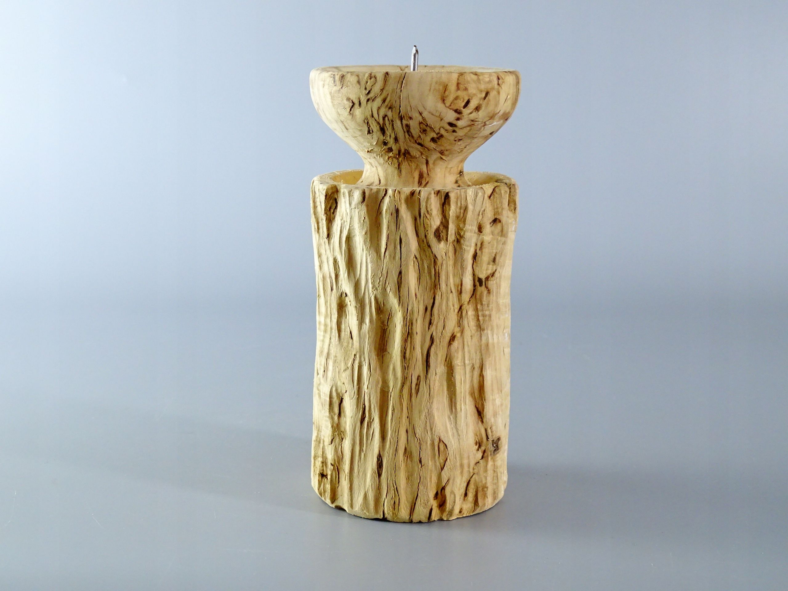 rzeźbiony świecznik z surowego drewna
