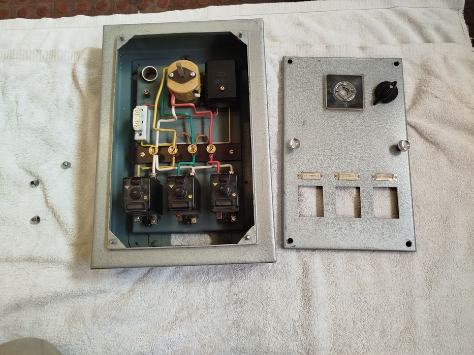 Quadro elétrico antigo completo com três disjuntores e um diferencial
