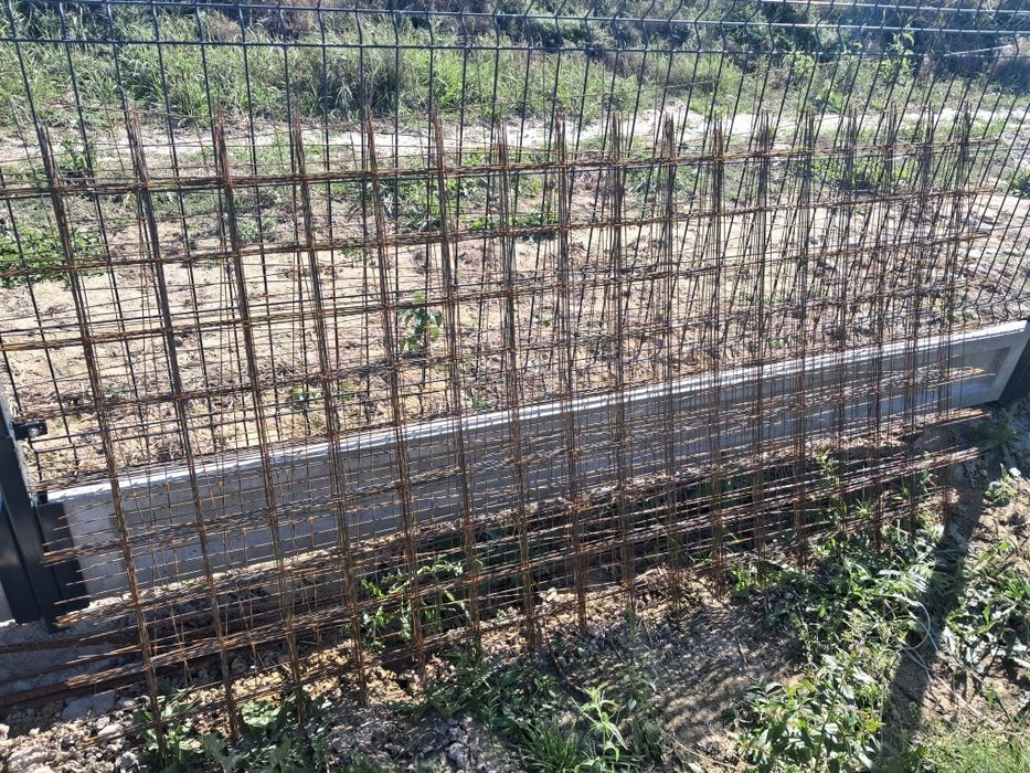 bloczek fundamentowy i  siatka zbrojeniowa  bloczki fundamentowe