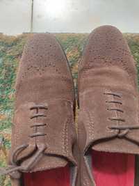 Sapatos em camurça castanhos