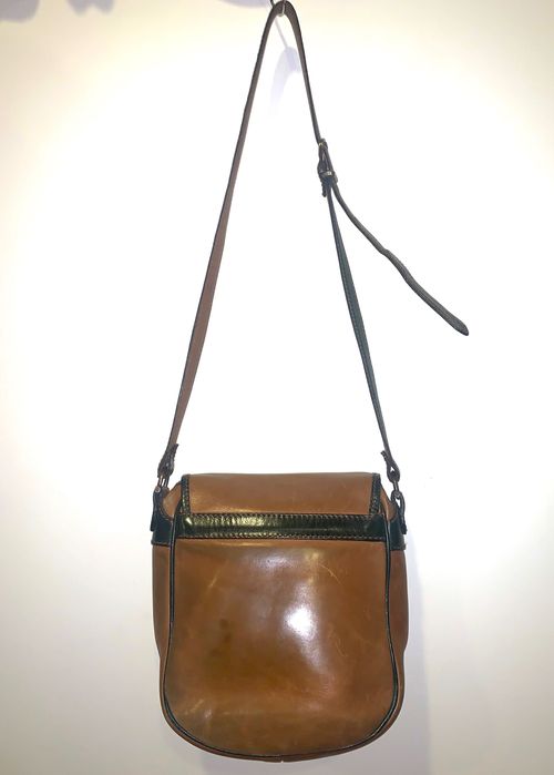 Mala em pele, com cavalo