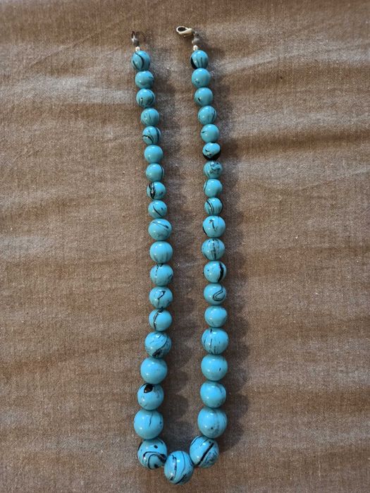 Colares em pedras naturais