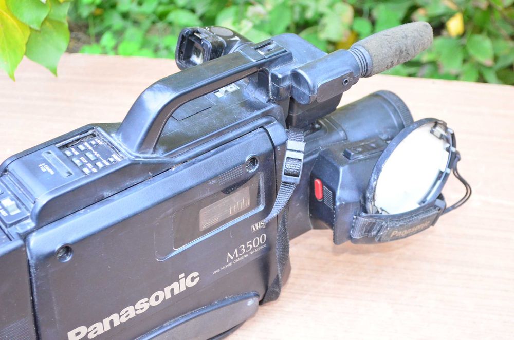 Большая VHS-видеокамера Panasonic NV-M3500 для видеомагнитофона