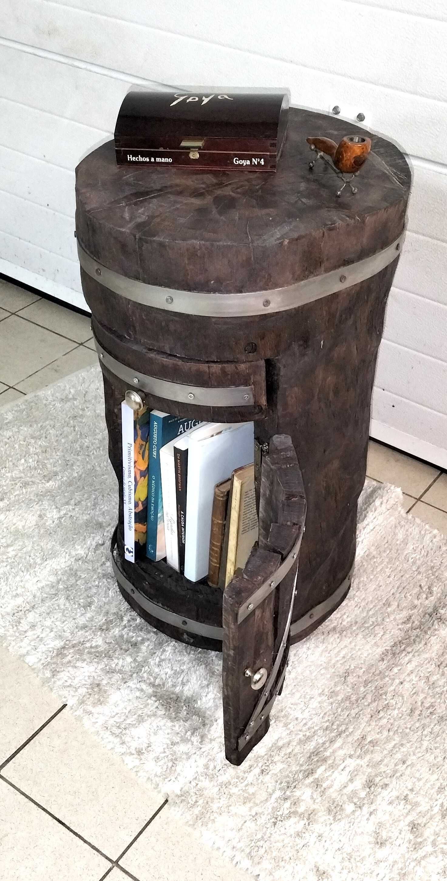 Móvel único, escavado em toro de sobreiro