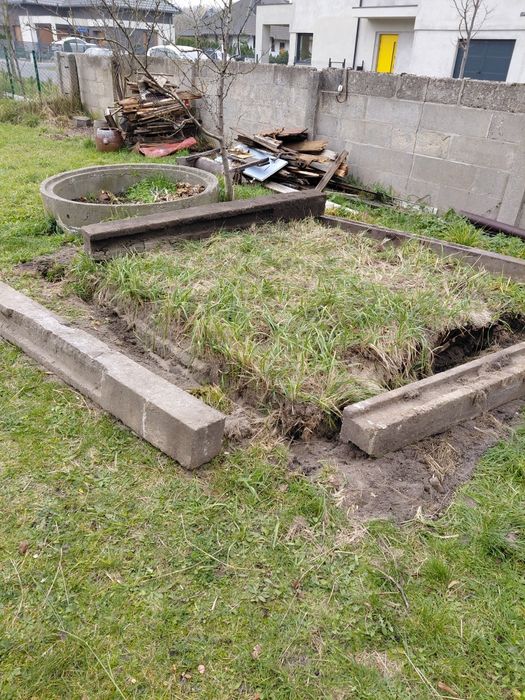 Betonowe słupy,krąg,oraz gruz