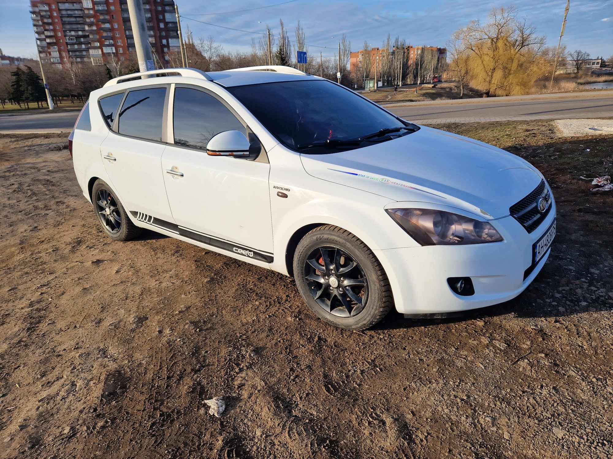 Продам семейный  автомобиль