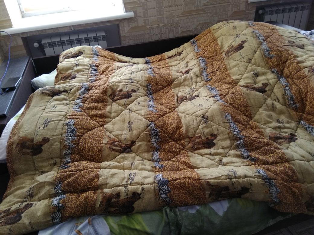 Продам одеяло двухспальное.