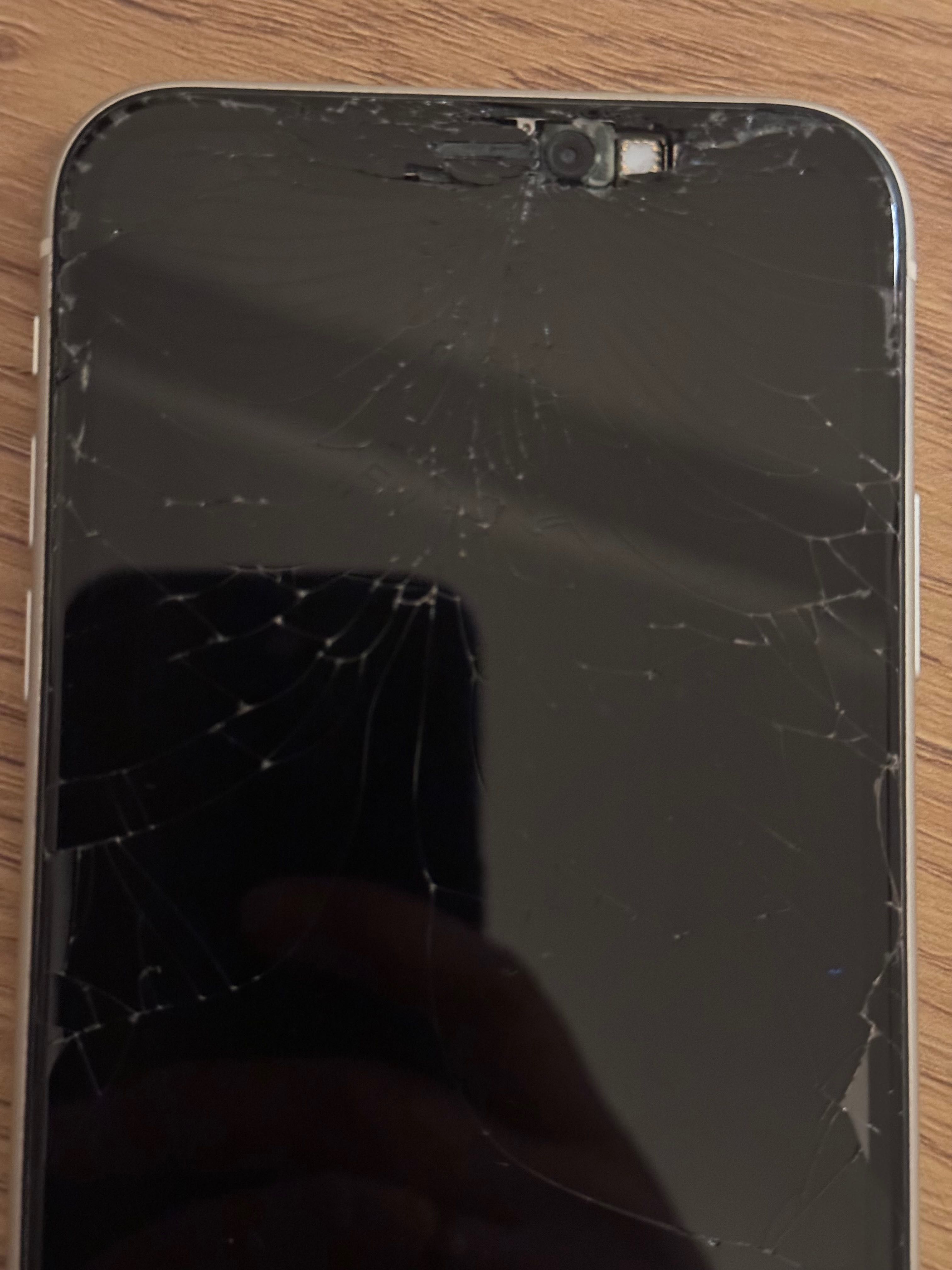 iPhone 11, działa! uszkodzona szybka