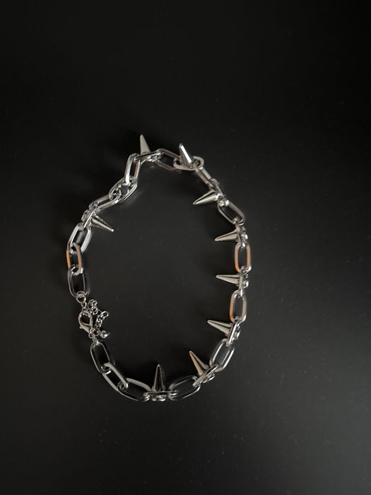 Чокер з шипами на застібці