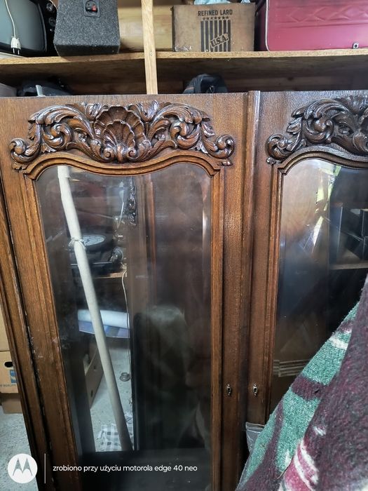 Stara drewniana szafa z biblioteczką