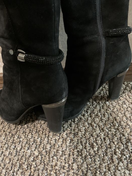 Замшеві чоботи на підборах