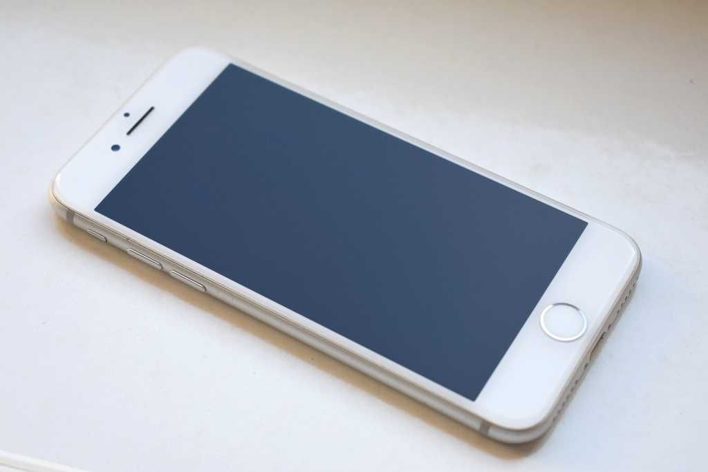 Apple iPhone 7 32GB Silver 8 SE x