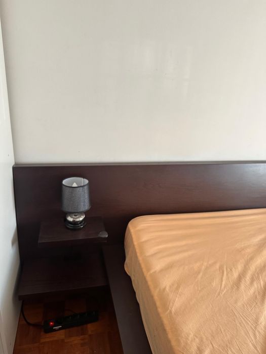 Cama de casal +mesas de cabeceiras incorporadas