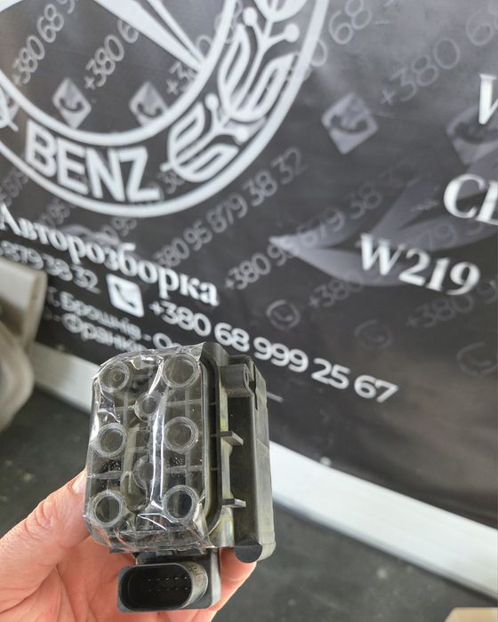 Блок клапанів пневмо підвіски Мерседес S W221 ML W164 R W251