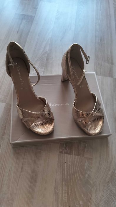 Sandały złote na obcasie Tamaris
