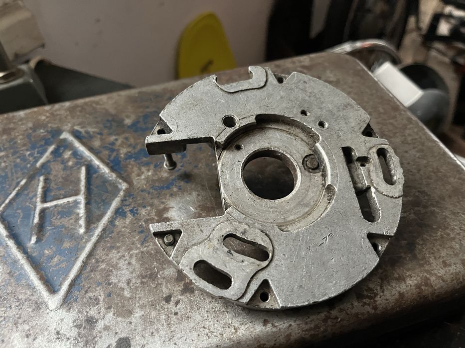 WSK 125 Gil Bak B3 Lelek podstawa aparatu zaplonowego oryg ladna