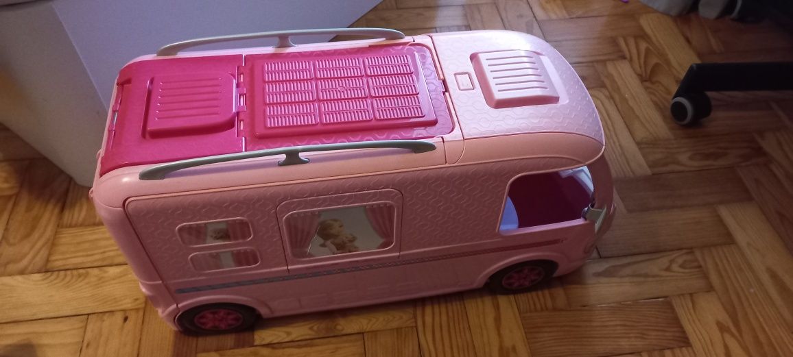 Autocaravana da Barbie completa