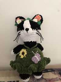 Pluszowy kot w sukience na szydełku - Posie, kot ogrodu