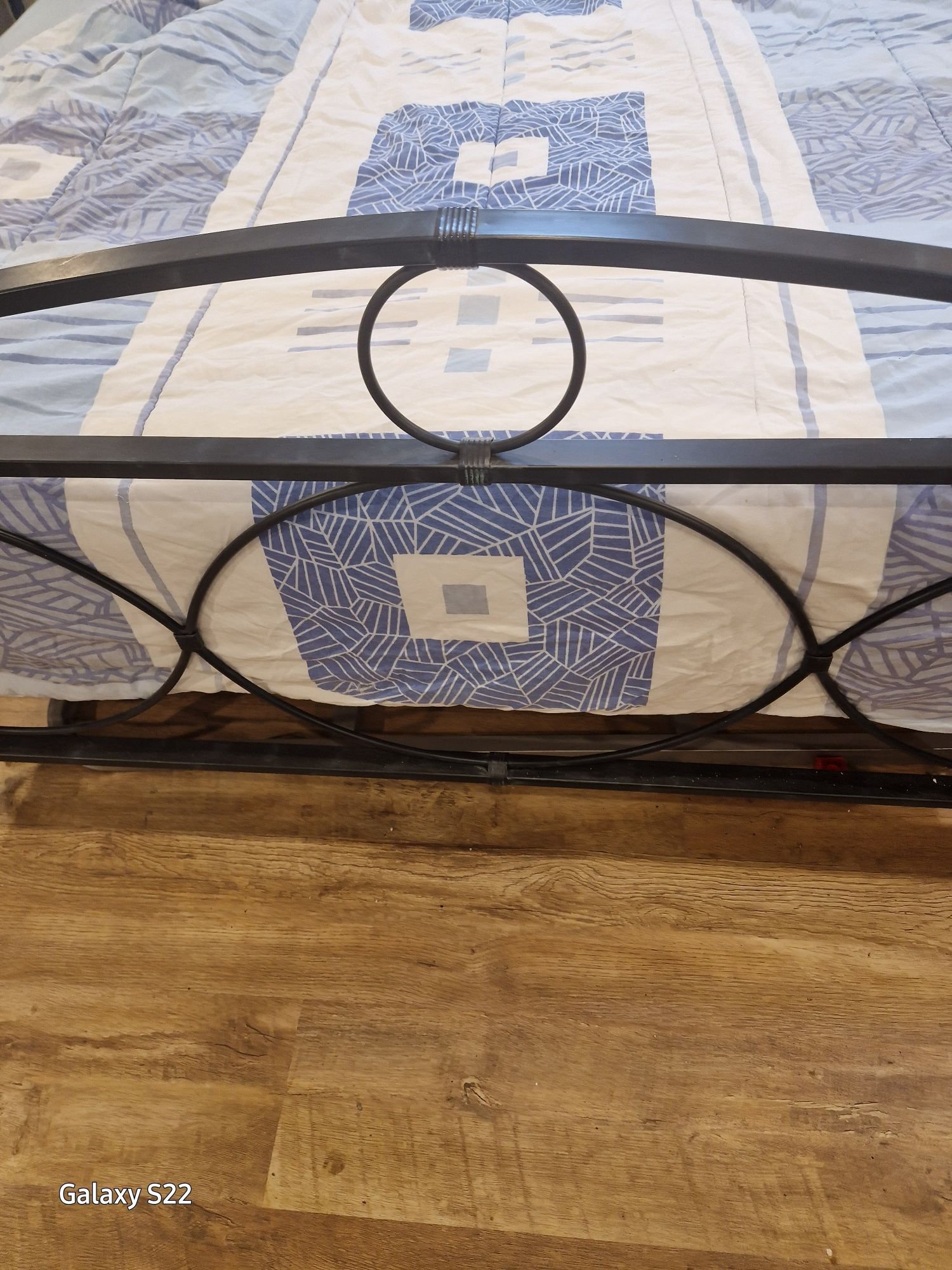 Cama de latão Azul Forte e 2 Mesas de cabeceira iguais à cama