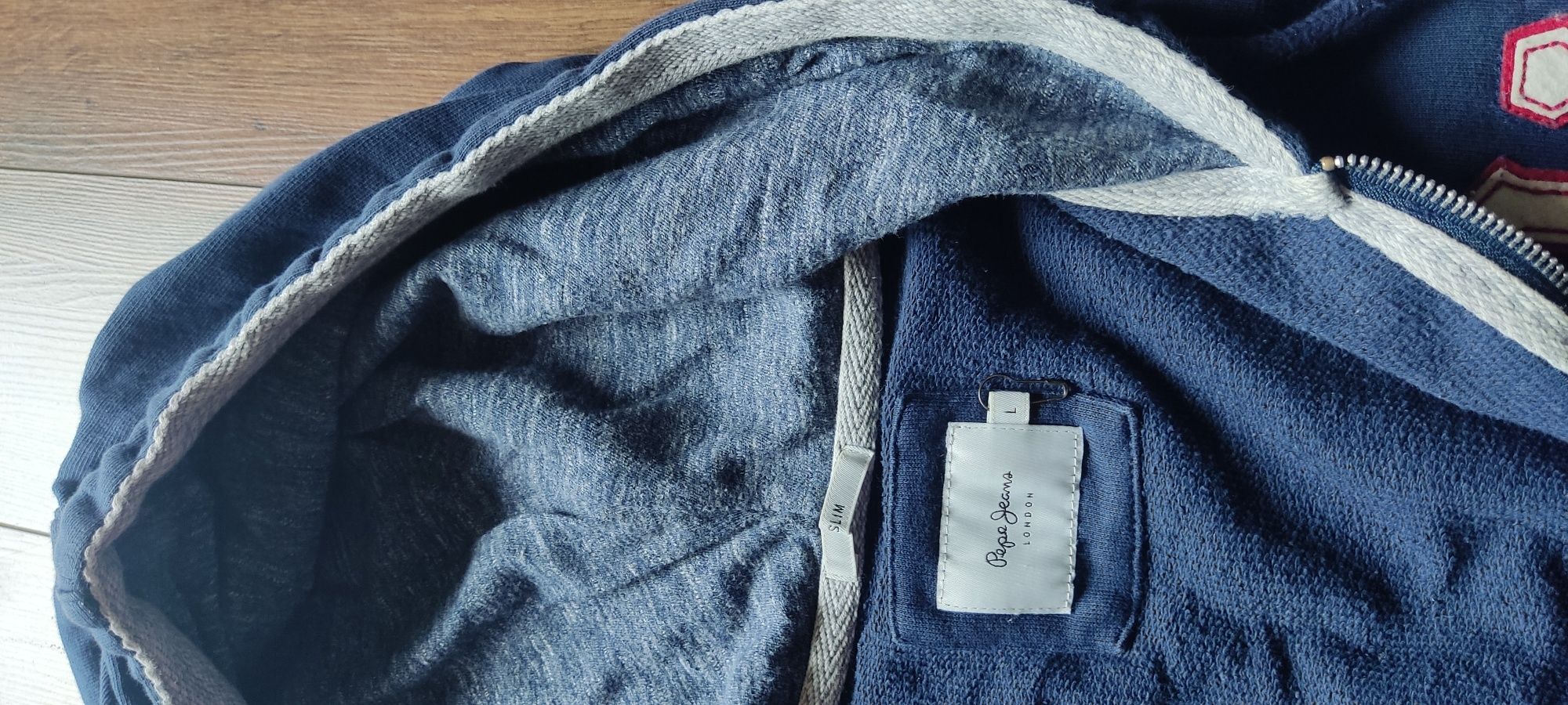 Pepe Jeans Bluza grantowa na zamek L
stan bdb. bez uszkodzeń slim fit