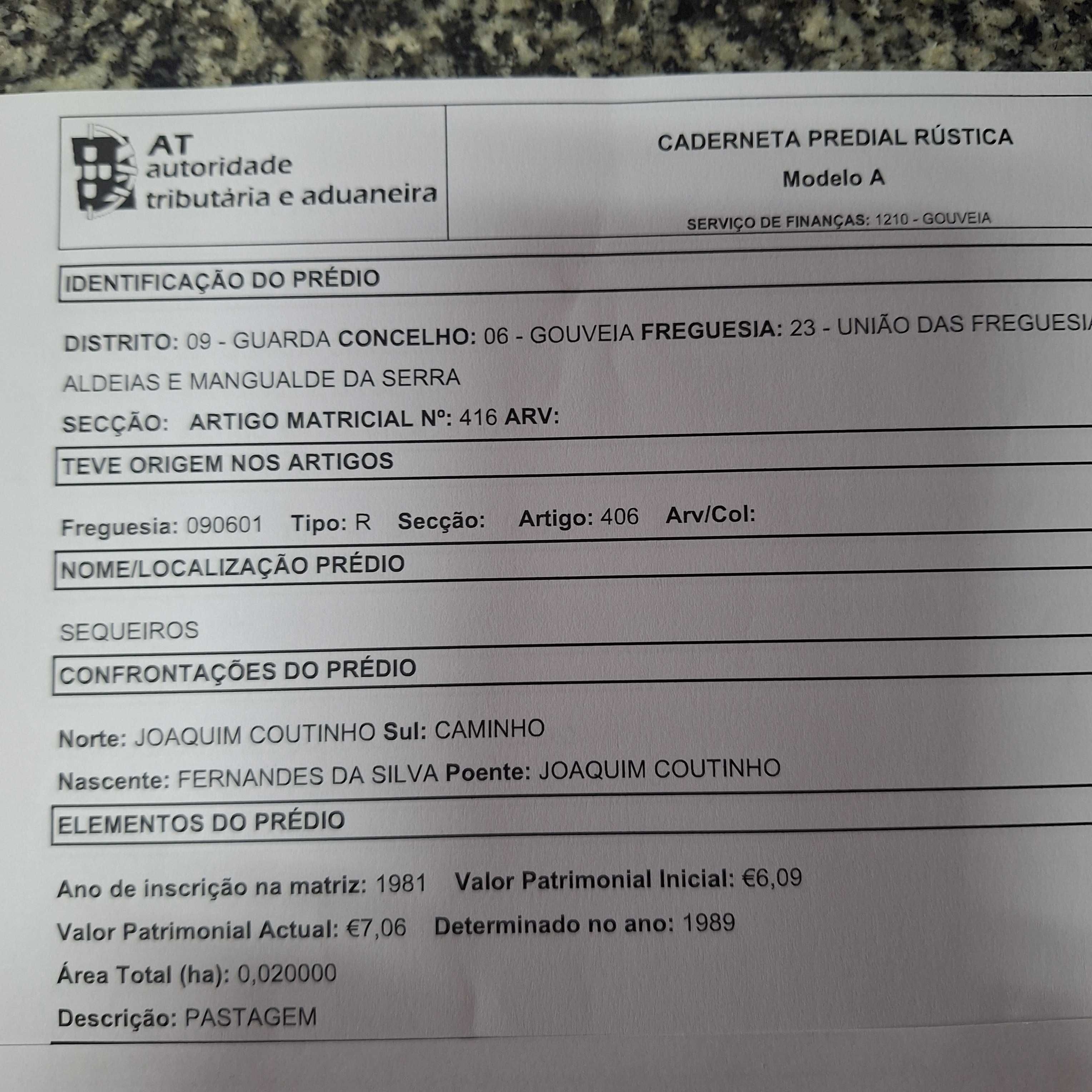 Dois terrenos bem situados, com bons acessos.
