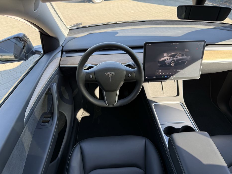 Продаю Tesla Y 2024