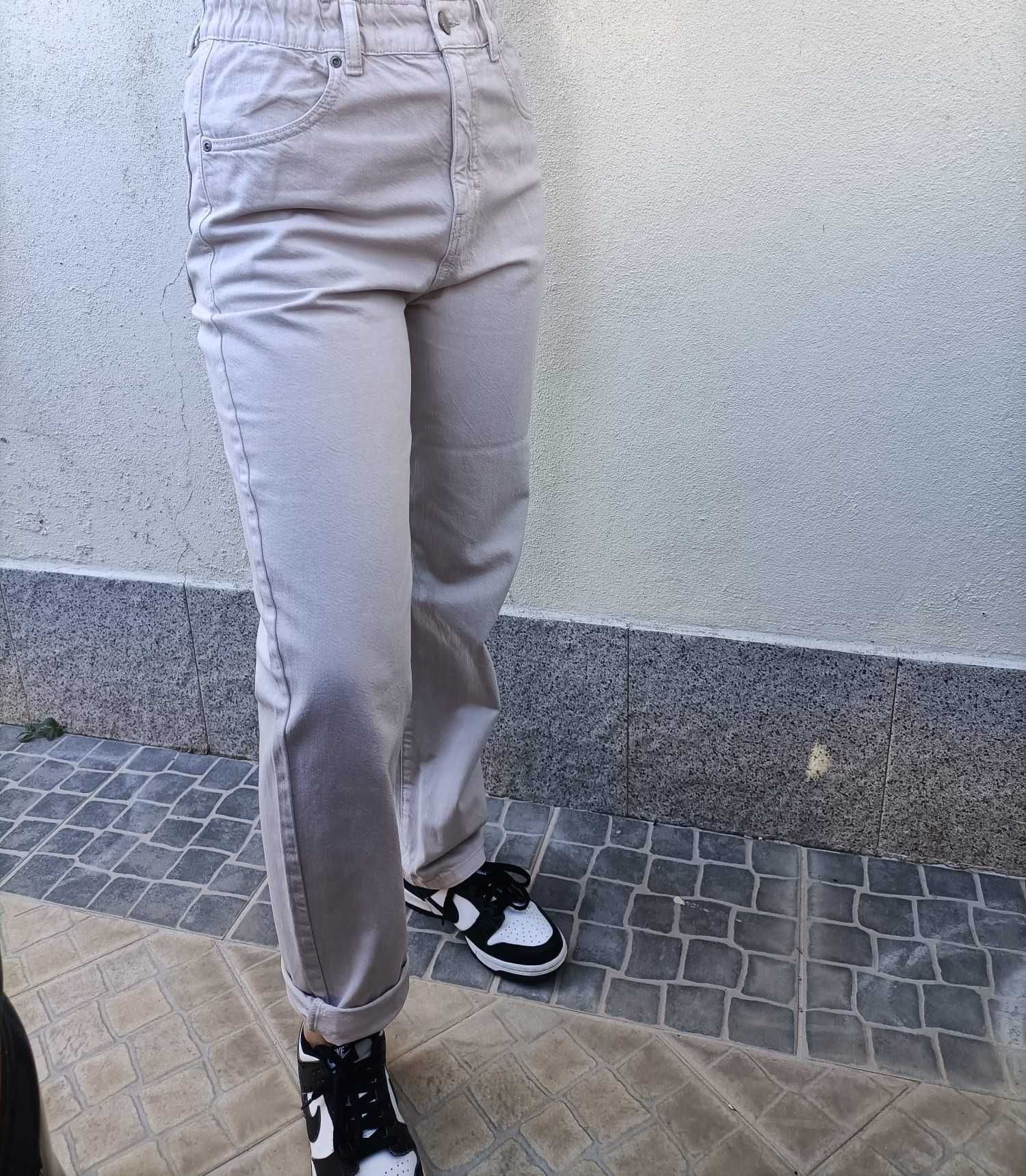 Calça bege com elástico na cintura