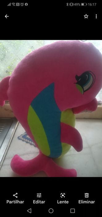 Golfinho de pelo fofo e macio com bonitas cores.