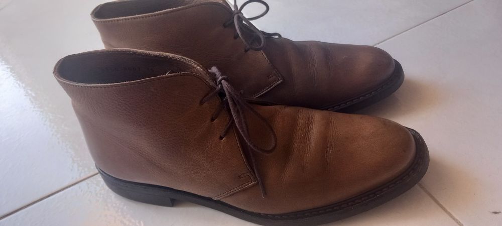 Botas de homem em pele