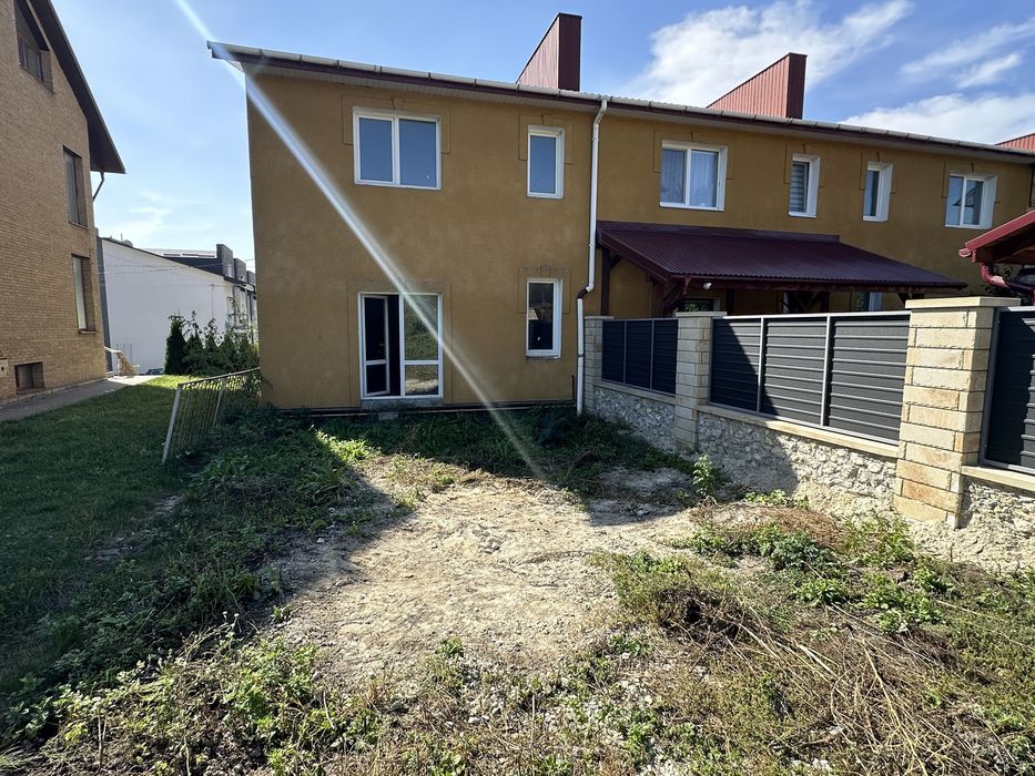 Продається затишний котедж в Кленовому гаю.