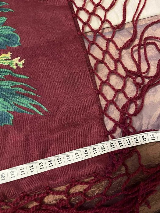 Бордова велика хустка з китицями