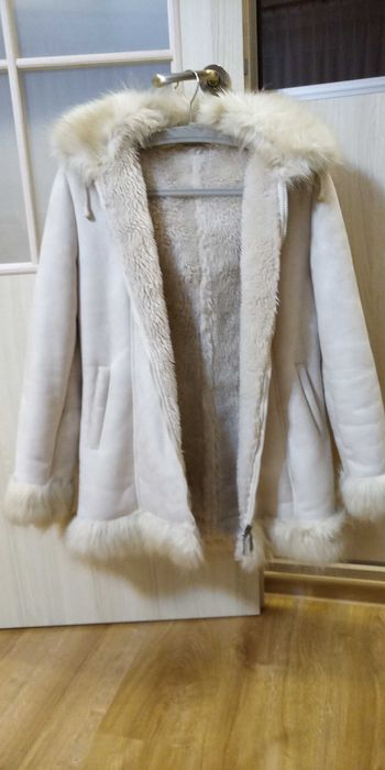 Kożuszek kożuch damski biały z kapturem ocieplany futerkiem