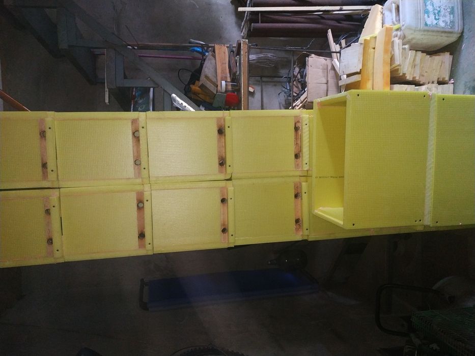 вулик з пінополістеролу на 6 рамок може бути як нуклеус  та ловушка)))