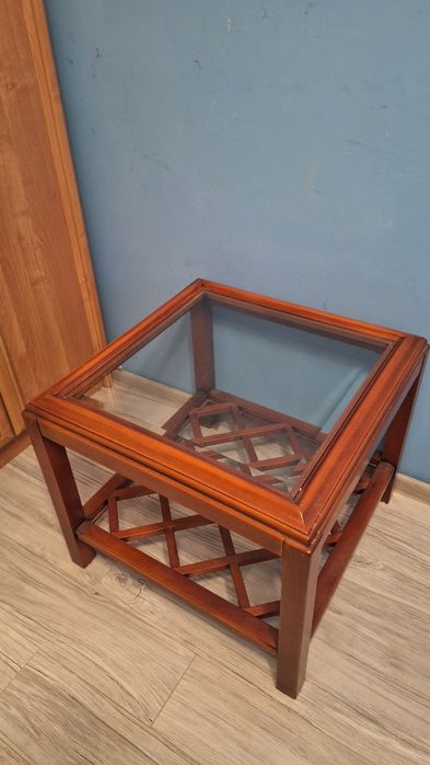 Stolik ze szklaną szybą