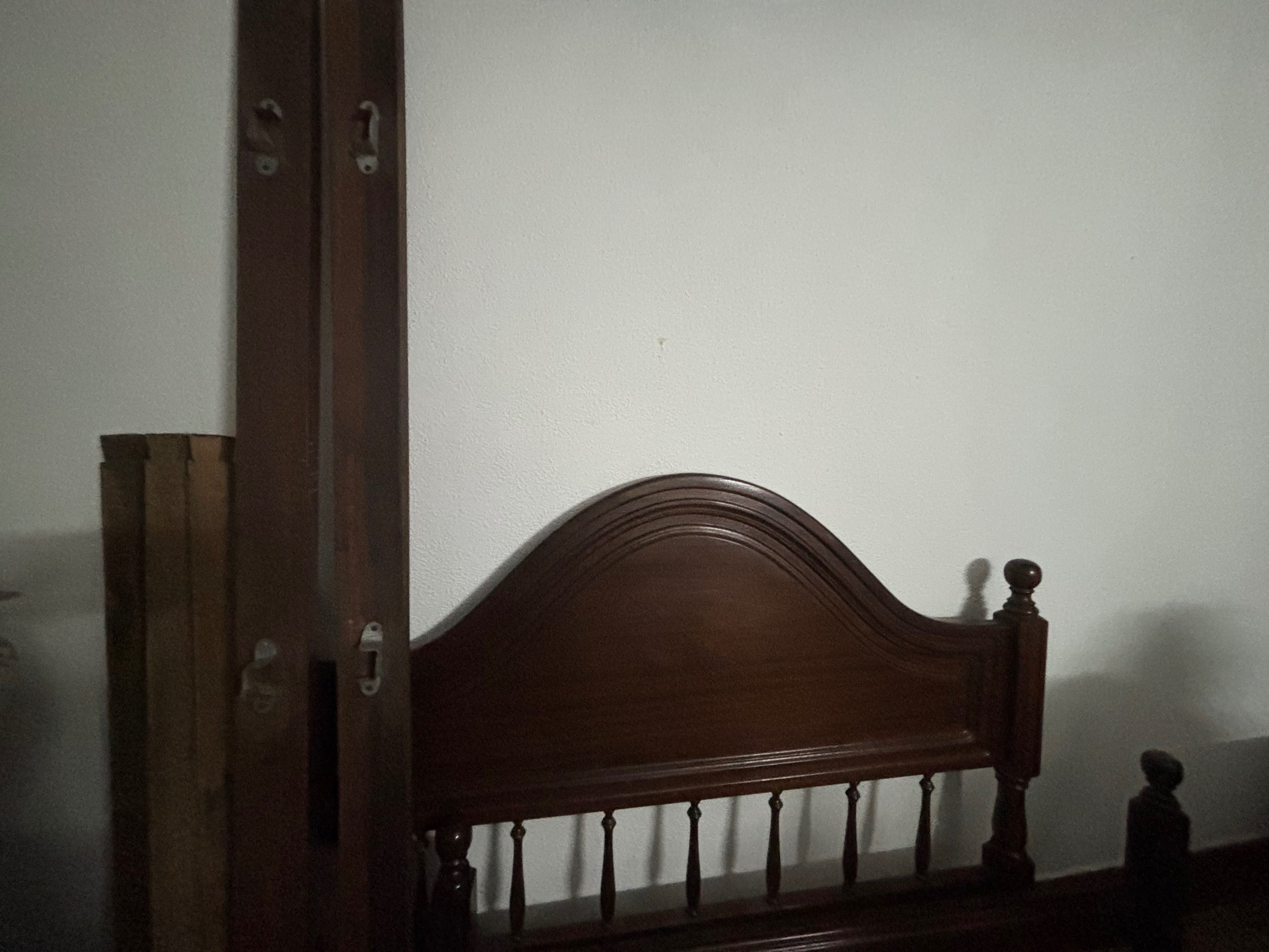 Cama de casal em madeira