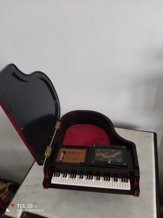 Espetacular peça guarda jóias com música