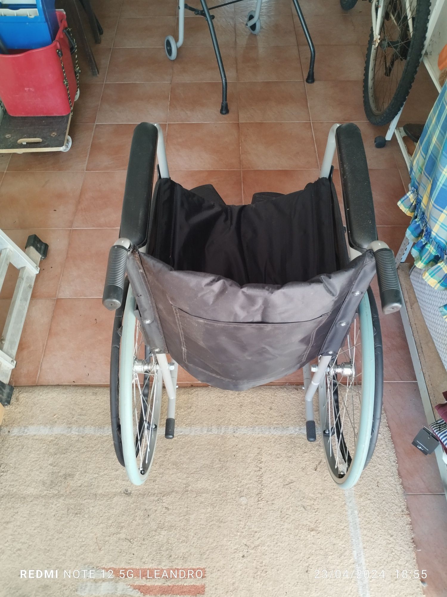 Cadeira de rodas com pneus de borracha