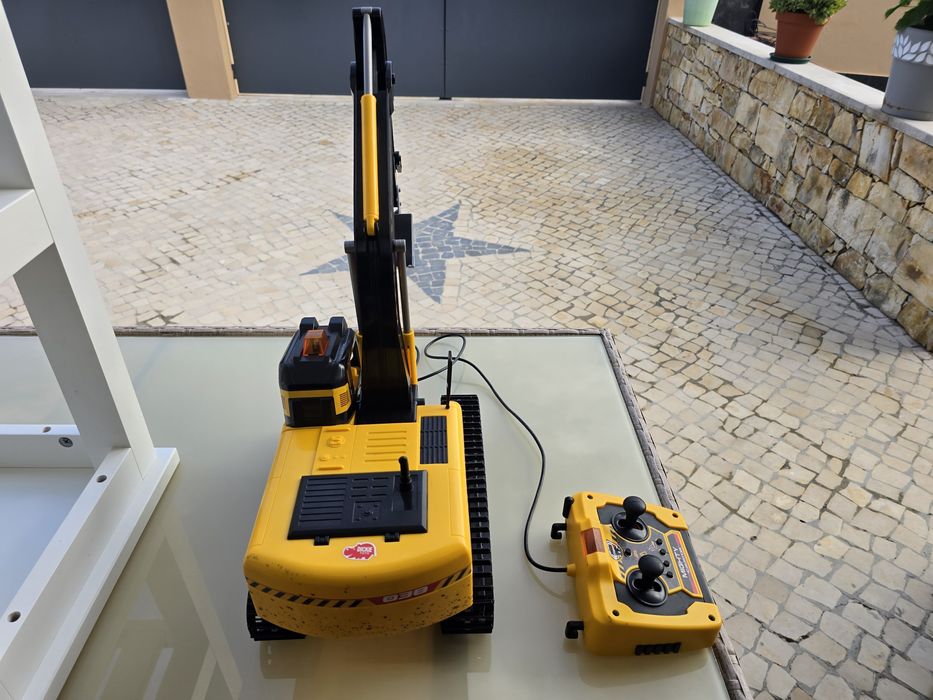 Retroescavadeira caterpillar brinquedo