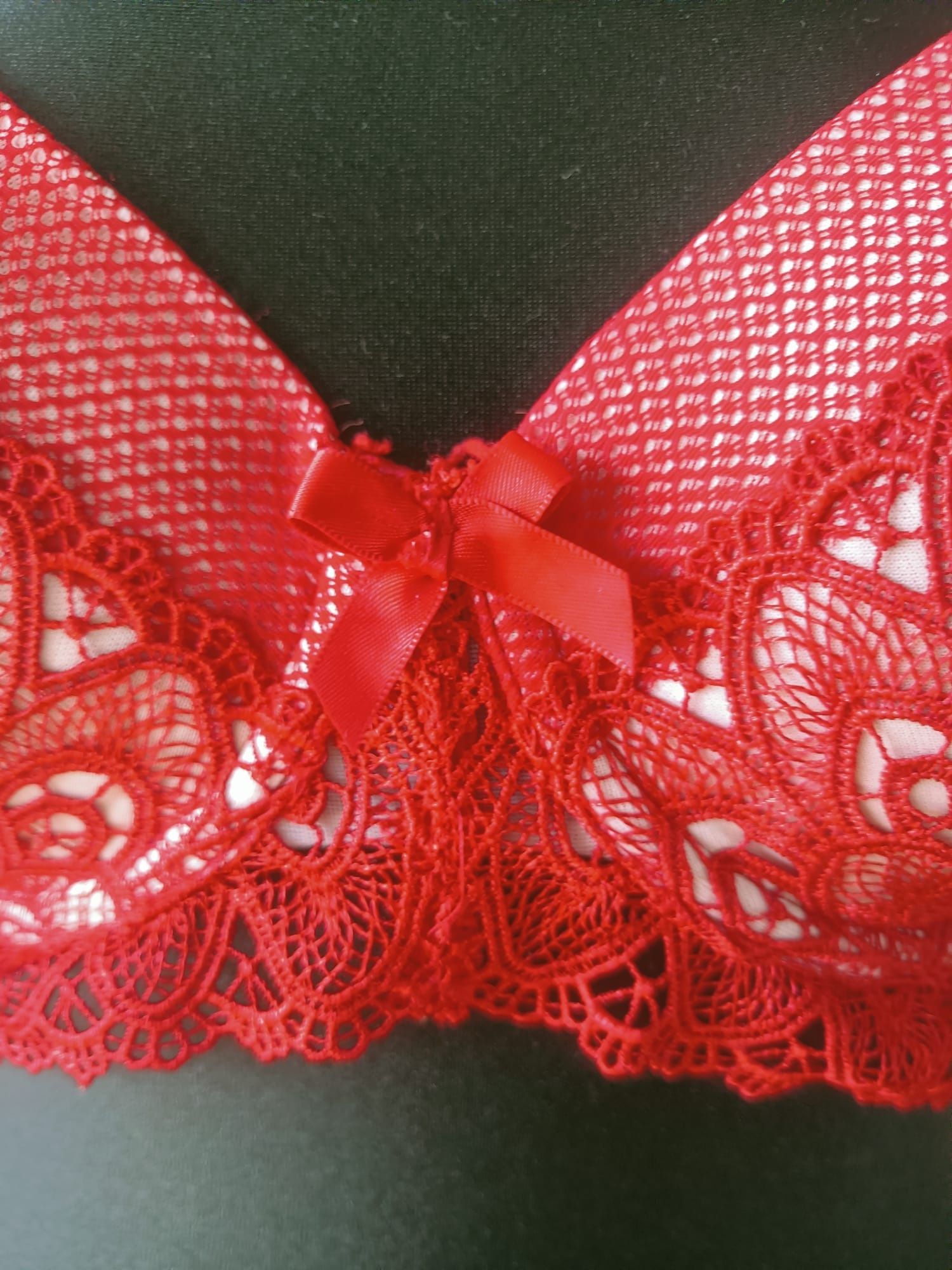 Biustonosz czerwona koronka roz 75E Hunkemöller