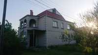 Продам цегляний будинок в центрі села Шкарівка.