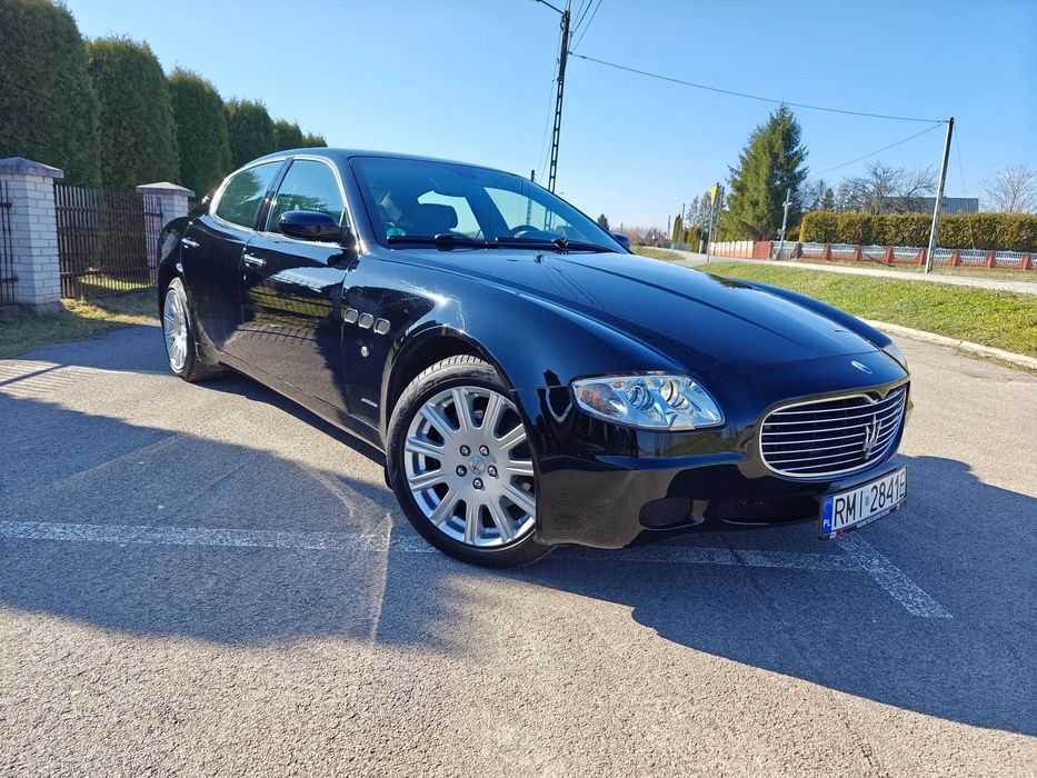 Maserati Quattroporte Auto pokazowe stało w Salonie
